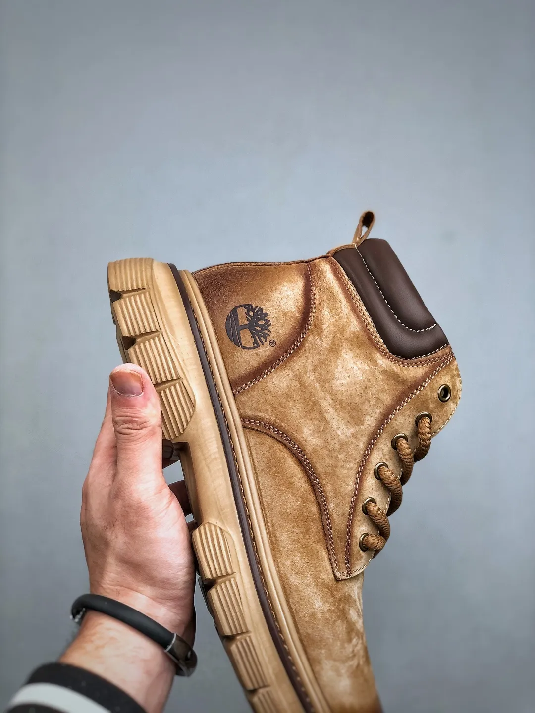 Welfare special price 💰480 #Timberland Timberland/Timberland new autumn and winter products (plush lining🔥warm and heat-locking) autumn and winter must-have outdoor casual rhubarb boots series #Guangdong Dachang quality, original box and original packaging, fashionable and trendy matching, the fabric is made of Italian 🇮🇹 top frosted fine-grained cowhide, lightweight outsole, with anti-odor and anti-corrosion genuine leather latex insole, outsole and hardware are all made from OEM raw materials Same as the original Goodyear's never-opening glue process. Good products don't kill pigs. The quality of the first order is strictly controlled. Exclusively released on the entire network. The quality is beyond doubt. The full set of official website unified packaging gives you a perfect wearing experience. The quality is exquisite and durable. A must-have for sportsmen. Specializes in not being handsome. High-quality feet feel first-class. This winter, it is specially used for outdoor cold protection. Daily casual matching. Size: 39-44 (leather shoe size)